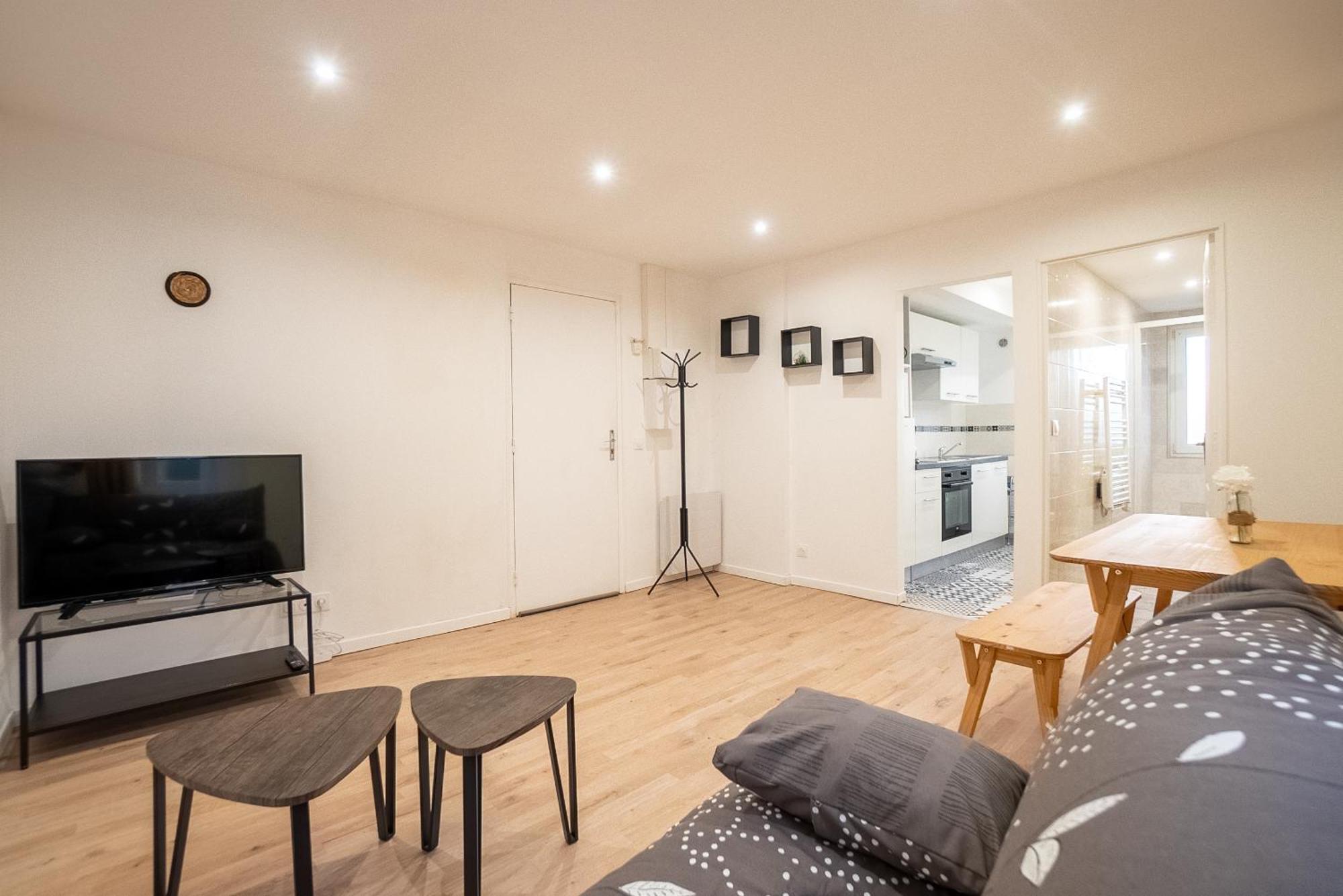Budget Appart Avec Parking Au Centre-Ville Шарлевиль-Мезьер Экстерьер фото